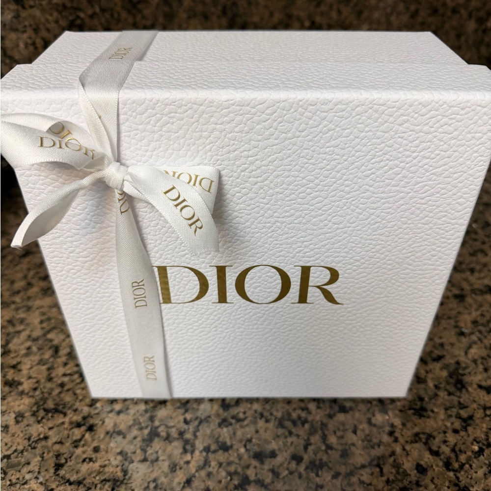 ‼️SOLD‼️ Dior White Box with Gold Lettering - Picture 4 of 6